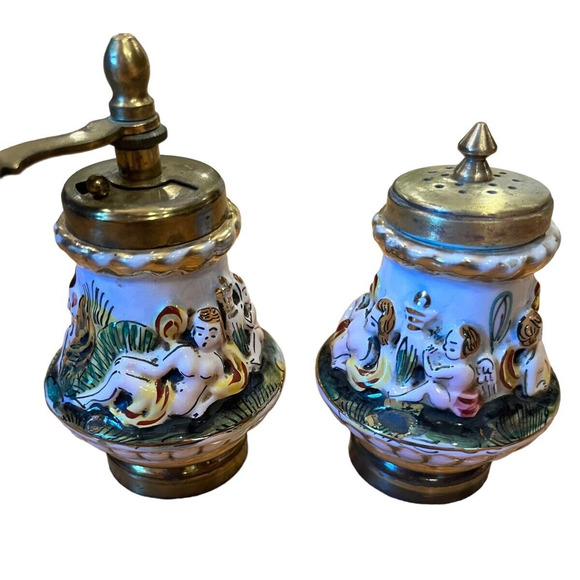 Rare Capodimonte Porcelain & Brass Salt Shaker & Pepper Grinder Works No chips - Picture 3 of 7